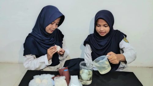 Ujian praktik berfokus pada dua kompetensi utama. Speaking dan writing. Bentunya membuat video prosedur membuat telur asin.